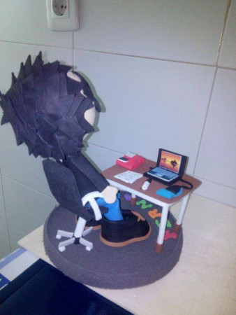 Con gafas, con silla y sentado.