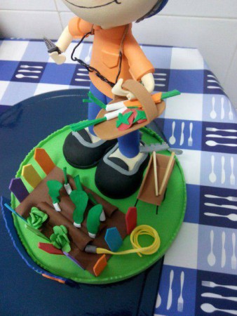 Y sus trofeos (zanahorias, lechugas, tomates, acelgas) y sus herramientas (azada, carretilla, rastrillo).